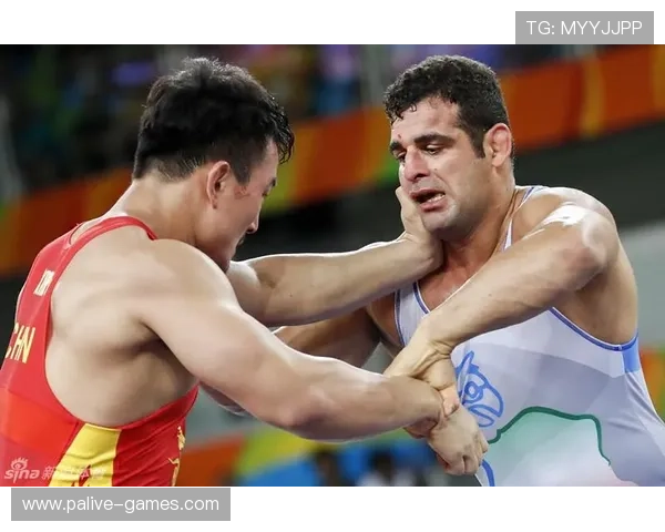 WTA500查尔斯顿站双打首轮焦点战演绎激烈对抗精彩不断全景